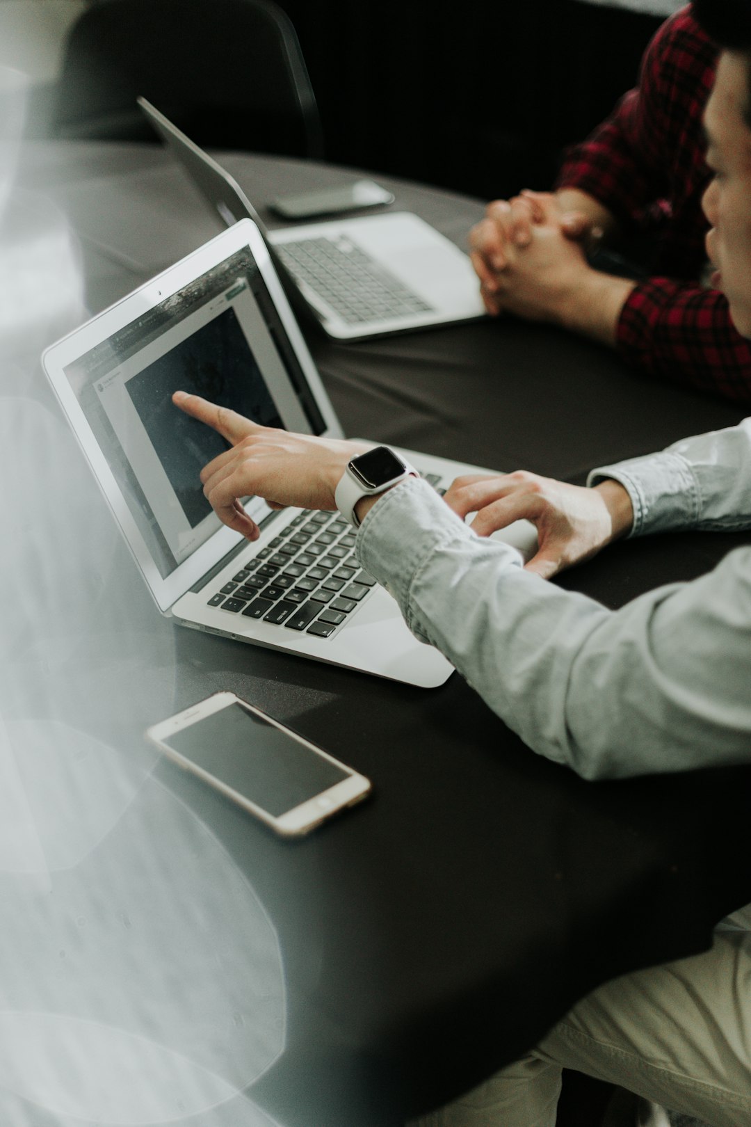 testimonials-img two-people-sitting-at-a-table-with-laptops-nnmba7y1ymk